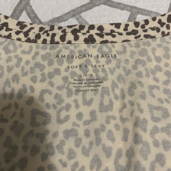 AE cheetah print V neck - Picture 2 of 3